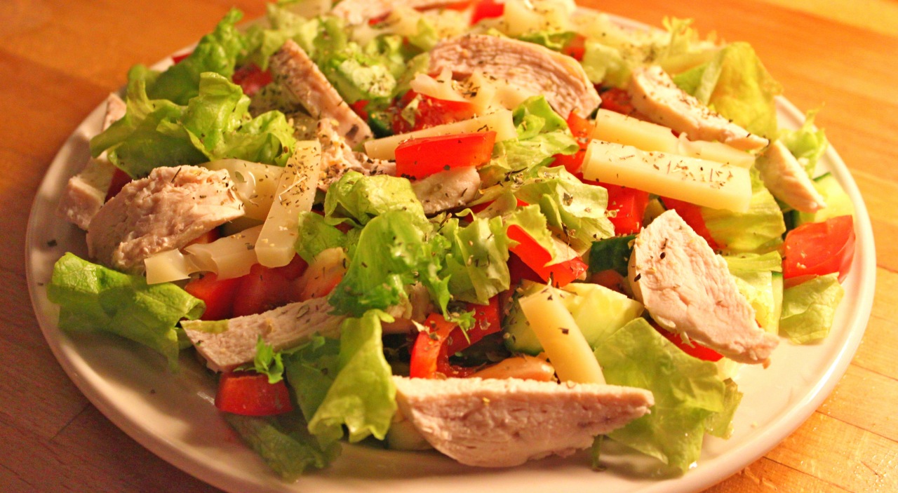 Салат с грудкой и овощами. Салат с курицей и овощами. Салат с курицей и помидорами. Салат из курицы и болгарского перца. Салат с болгарским перцем и курицей.